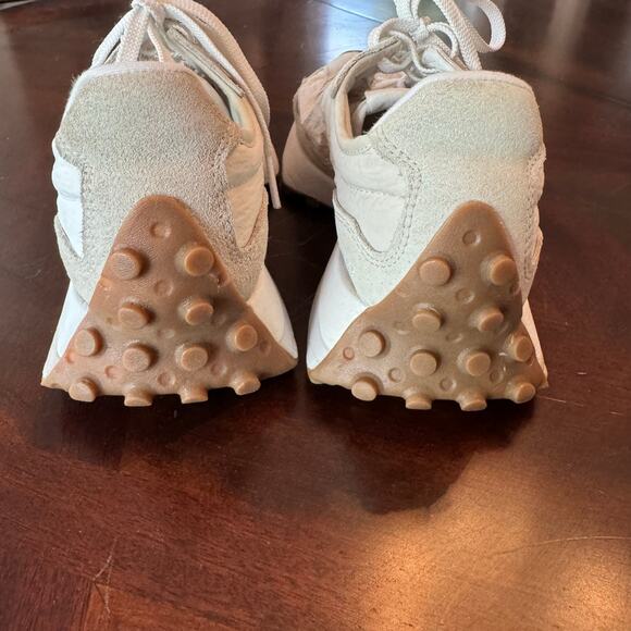 New Balance Women’s 327 White Gum Suede Sneakers Shoes Size 6 US cream/white - Picture 3 of 9
